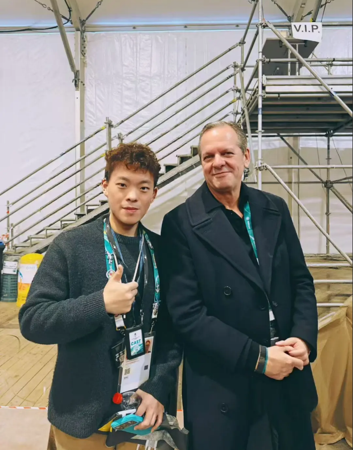 冬奥开幕式上的中国身影：迅杰光远(IAS)青年代表执旗亮相